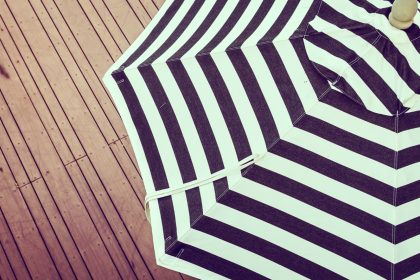 Parasol déporté sur la terrasse : bien le choisir et le positionner