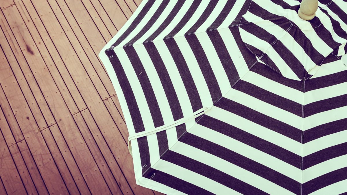 Parasol déporté sur la terrasse : bien le choisir et le positionner